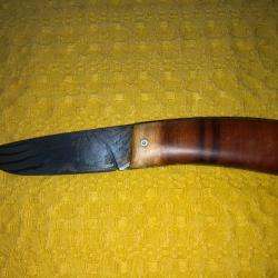 Couteau droit artisanal avec lame en damas et manche en bois de Merisier