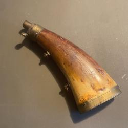 poire à poudre fin XIX ° siècle en corne et laiton en bon état