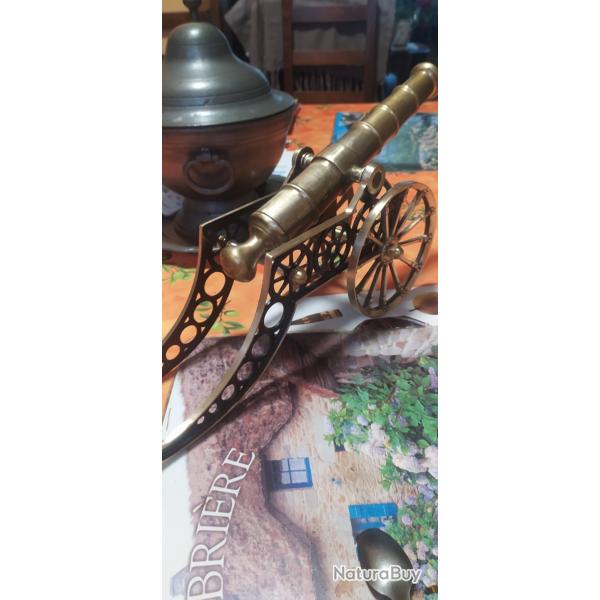 Canon en laiton ancien