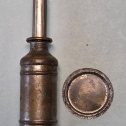 Une burette a huile cylindrique en laiton nickelé pour coffret de chasse ou de tir