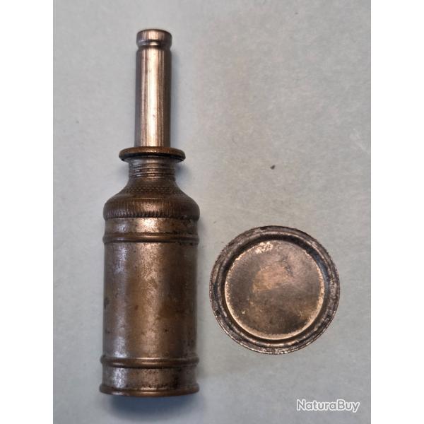 Une burette a huile cylindrique en laiton nickel pour coffret de chasse ou de tir
