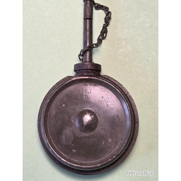 Burette a huile en tole peinte militaire probablement Anglaise marque H.J B