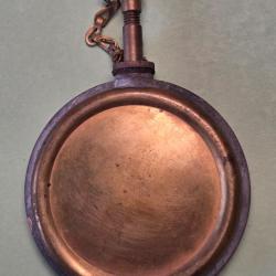 Une burette a huile militaire en laiton taille 6 cm x 8,5 cm (Francaise ?)