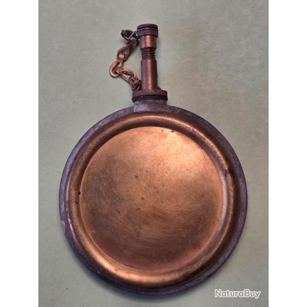 Une burette a huile militaire en laiton taille 6 cm x 8,5 cm (Francaise ?)