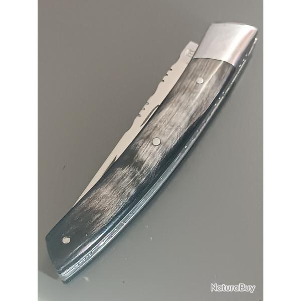 COUTEAU LE THIERS PAR CHEVALERIAS, manche CORNE, guilloch, NEUF.