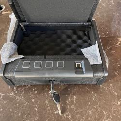 Coffre pour arme de poing à ouverture biométrique