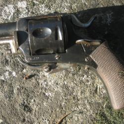 joli revolver 320 bull dog en bel état mais a restaurer