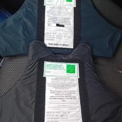 Enchère lot de 2 plaques balistiques 3a contre les armes de poings et les lames  46X29 et 43x32 cm