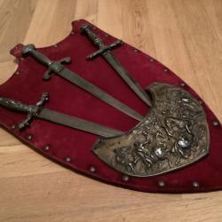 Panoplie de 3 dagues  d, &eacute;poque Napoleon 3 accompagn&eacute;e d'un gorgerin.